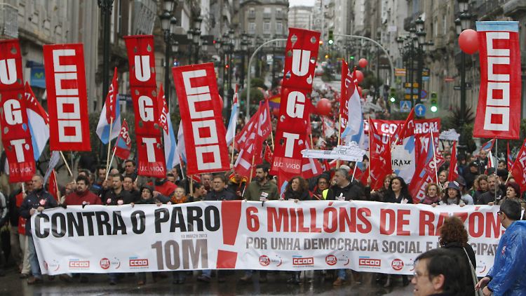 Eine Demonstration gegen Arbeitslosigkeit, Sozialabbau und die Sparpolitik der EU in Vigo, Nordwest-Spanien, März 2013.