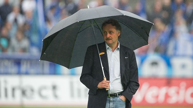 Auch wenn es regnete: Peter Neururer dürfte sich über den Bochumer Sieg und seinen Geburtstag freuen.