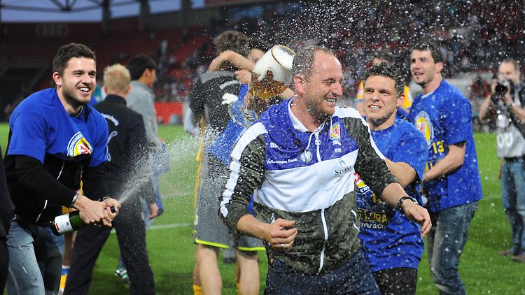 Eintrachts Trainer Torsten Lieberknecht bekommt die traditionelle Sekt- und Bierdusche.