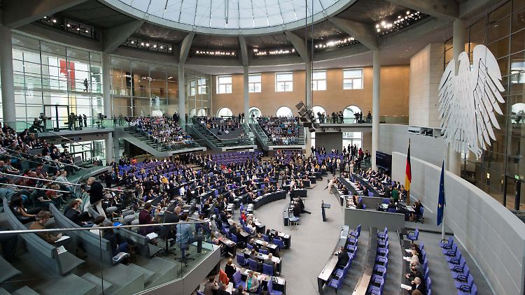 Vor der möglichen Neuregelung sollen die Abgeordnetendiäten noch einmal deutlich steigen. 
