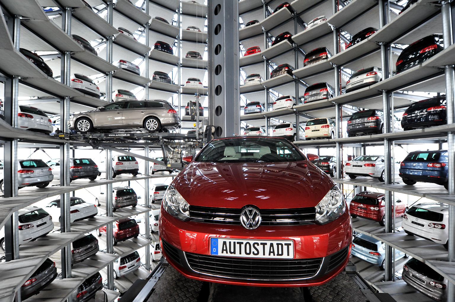Wenn heutzutage in der weltgrößten Autofabrik in Wolfsburg nagelneue Volkswagen vom Band rollen, ist wenige Meter über ihnen die bewegte Geschichte des Konzerns noch immer ganz nah. 