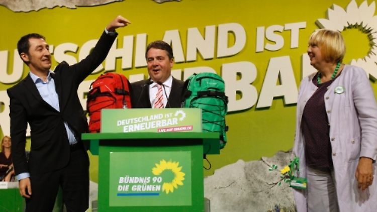 Bloß nicht den roten! Die Grünen-Chefs Özdemir (l.) und Roth mit ihrem Kollegen Gabriel und dessen Geschenken.