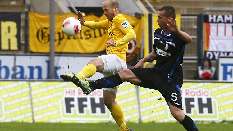 Der Frankfurter Manuel Konrad (r) und Filip Trojan von Dynamo Dresden kämpfen um den Ball.
