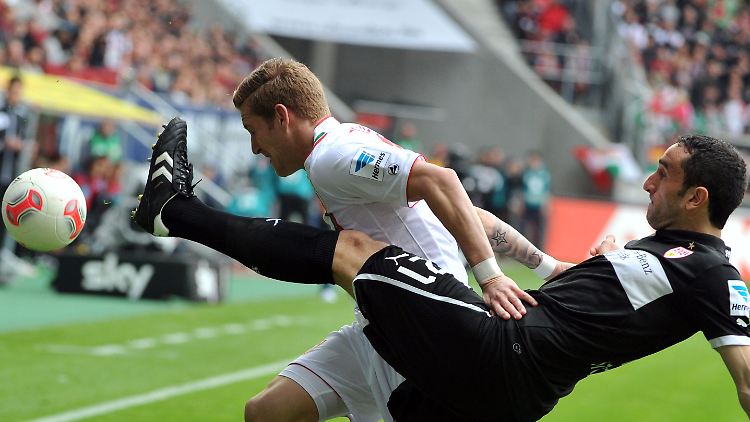 Augsburgs Andre Hahn (l) und Stuttgarts Cristian Molinaro kämpfen um den Ball.