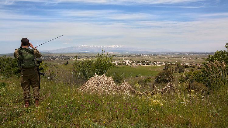 Ein israelischer Soldat beobachtet auf den Golan-Höhen ein syrisches Dorf.