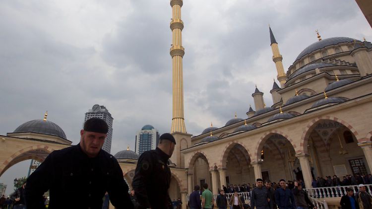 Muslimische Männer besuchen in Grosny die Moschee.