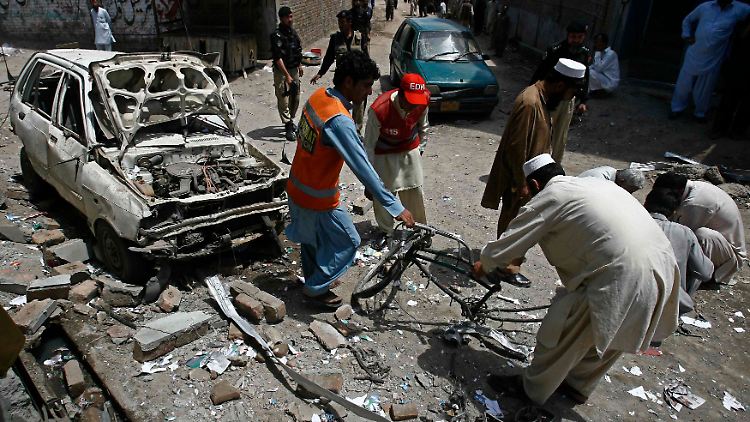 Sicherheitskräfte am Anschlagsort in Peshawar.