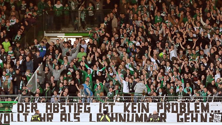 Die Füther Fans feiern ihre Manschaft trotz allem. Über wenigstens einen Heimsieg würden sie sich dennoch freuen.