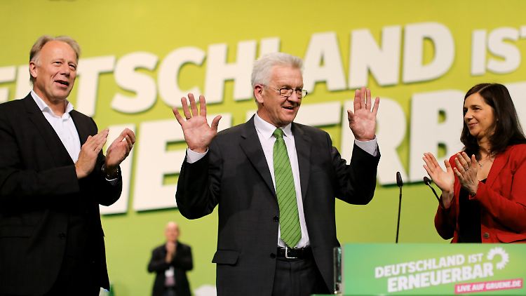 Die Spitzenkandidaten, Trittin (l.) und Göring-Eckardt freuen sich über Kretschmanns Auftritt: Er ließ wenig Anlass für Flügelkämpfe.