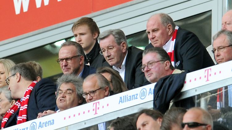 Der Aufsichtsrat der Bayern befasst sich mit der Causa Hoeneß - Mitglied sind langjährige Weggefährten wie "Focus"-Herausgeber Helmut Markwort (vorderere Reihe  l.) und Bayern-Vize-Präsident Karl Hopfner (Mitte).   