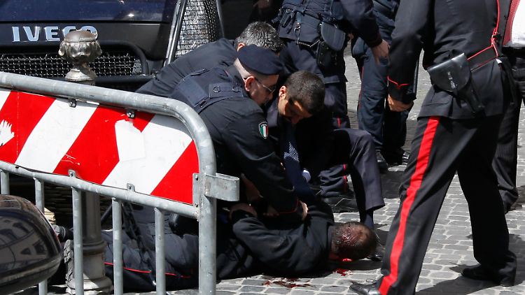 Polizisten nehmen den mutmaßlichen Schützen fest.