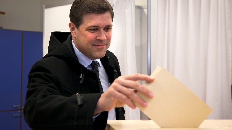 Als hätte er es geahnt - Bjarni Benediktsson steht an der Spitze der Konservativen.