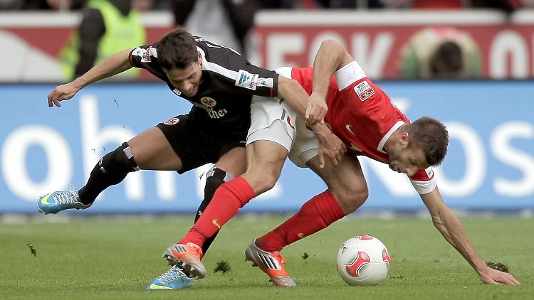 Der Mainzer Marco Caligiuri (r) und der Frankfurter Stefano Celozzi (l) versuchen an den Ball zu kommen.
