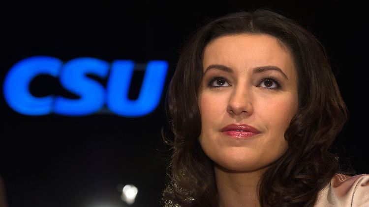 Dorothee Bär hat auch die Bundestagsverwaltung gebeten, die Rechtmäßigkeit der Anstellung zu bestätigen.
