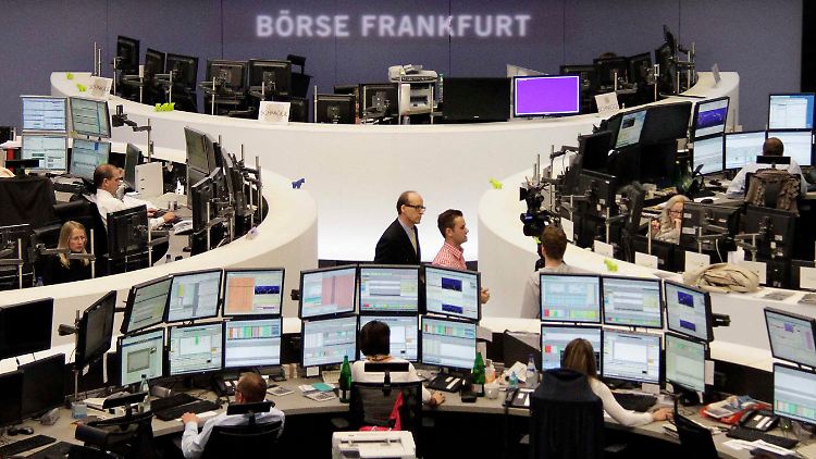 Volle Woche mit Feiertag in der Mitte: Am deutschen Aktienmarkt gibt es reichlich zu tun.