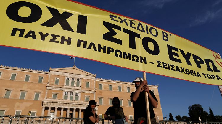 Einsamer Proteste vor dem Athener Parlament. Auf dem Banner steht: "Nein zum Euro".