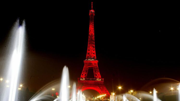 Der Eiffelturm wird angestrahlt - China freut's.