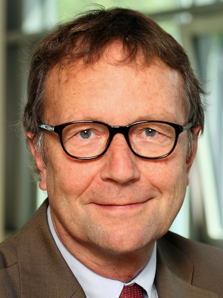 Professor Jürgen Zulley, Jahrgang 1945, ist einer der renommiertesten Schlafforscher in Deutschland und hat zahlreiche Bücher zum Thema veröffentlicht.