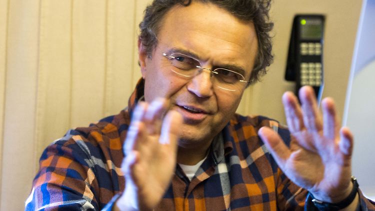 Ganz leger im Karo-Hemd: Bundesinnenminister Friedrich auf seinem Flug in die USA.