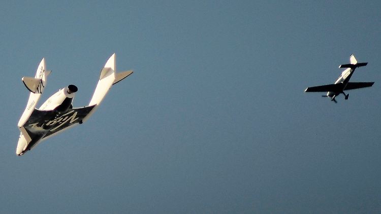 "SpaceShipTwo" (links) über der Mojave-Wüste in Kalifornien.