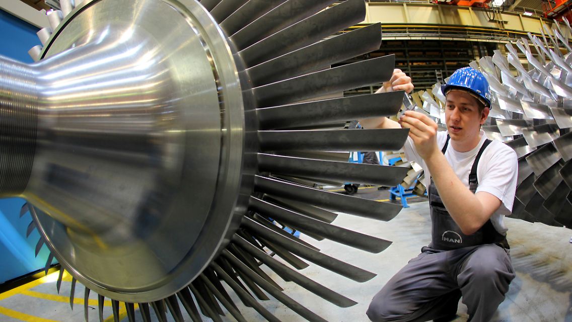 Ein Mechaniker überprüft in Oberhausen bei MAN-Turbo die Schaufeln einer Turbine.