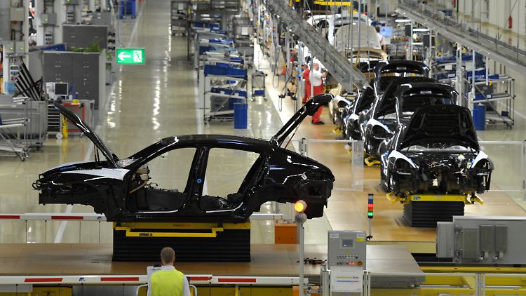 Porsche-Mitarbeiter in der Produktionshalle in Leipzig arbeiten am Modell Panamera.