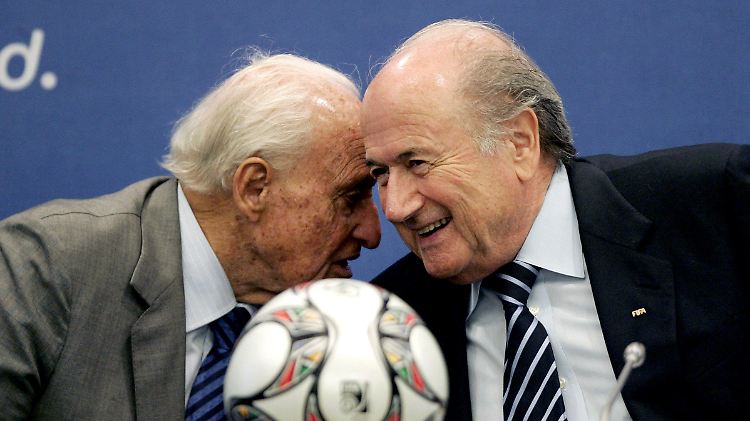 Der Lehrmeister und sein Musterschüler: Unter dem langjährigen Fifa-Präsidenten Joao Havelange wurde die Fifa zum Korruptionsstadel. Ein System, das Joseph Blatter (r.) nach seiner Amtsübernahme 1998 weiter gedeihen ließ.