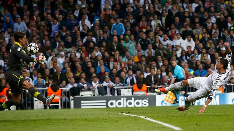Dortmunds Weidenfeller entschärft einen Schuss von Weltstar Ronaldo.