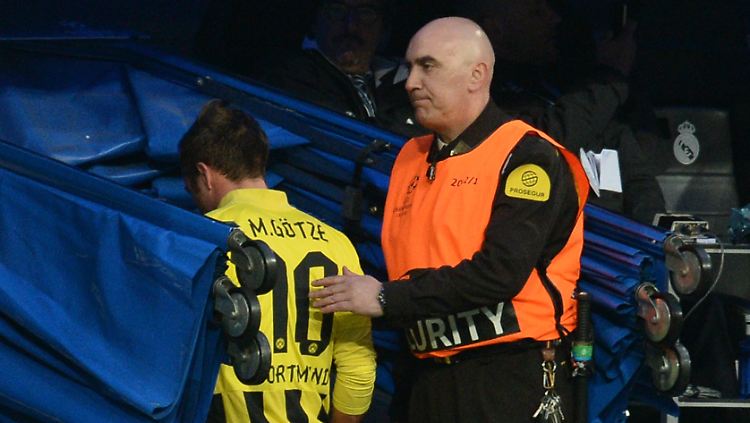 Götze geht verletzt vom Platz.