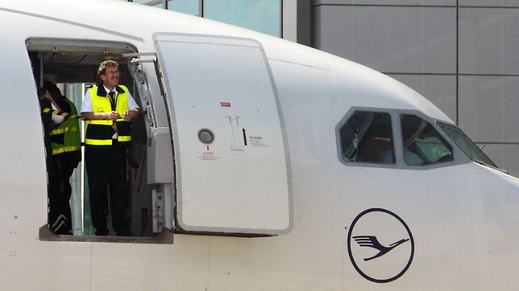 Eine Passagiermaschine der Lufthansa wird vom Bodenpersonal auf den Start vorbereitet.