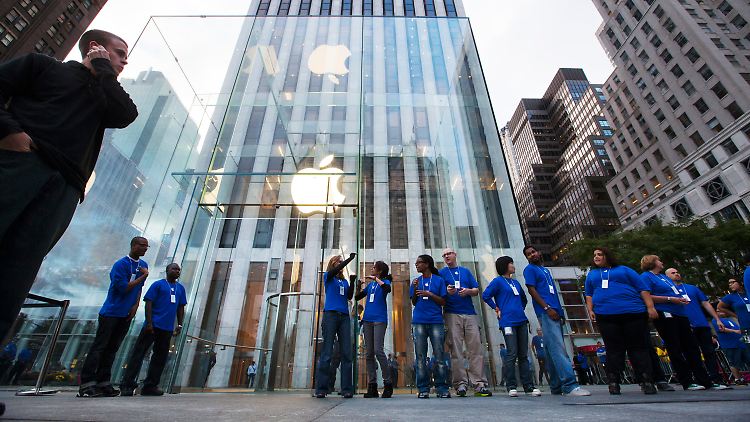 Apple-Angestellte vor dem Apple Store auf der 5th Avenue in New York.