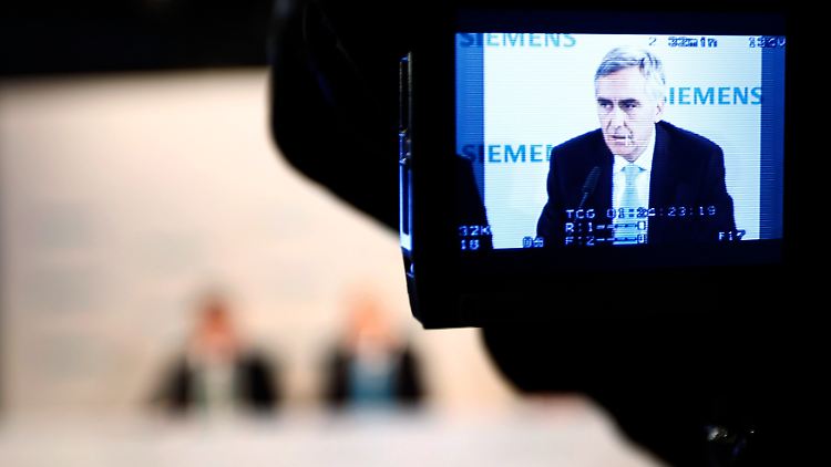 Aktionärsvetreter haben Peter Löscher auf dem Kieker: "Er ist immer noch nicht bei Siemens angekommen. Er hat kein Netzwerk, das ihn absichert und keine Leute, auf die er im Zweifel zurückgreifen kann."