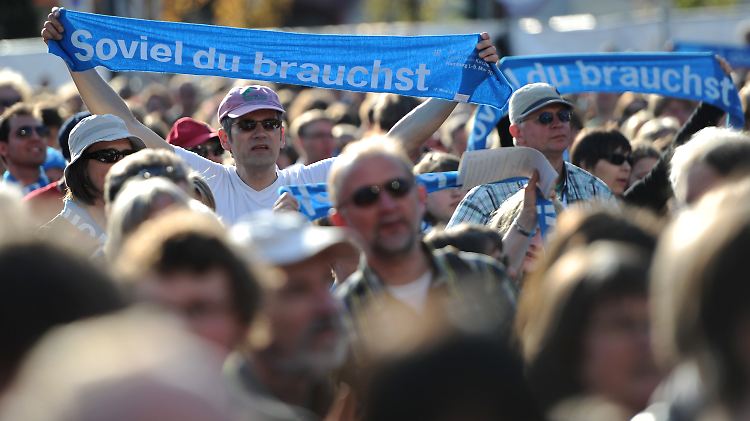 Die Besucher feiern den Eröffnungsgottesdienst des Kirchentages auf der Reeperbahn.