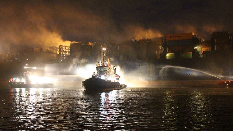 Wie viele Autos auf dem Schiff Feuer gefangen haben, 