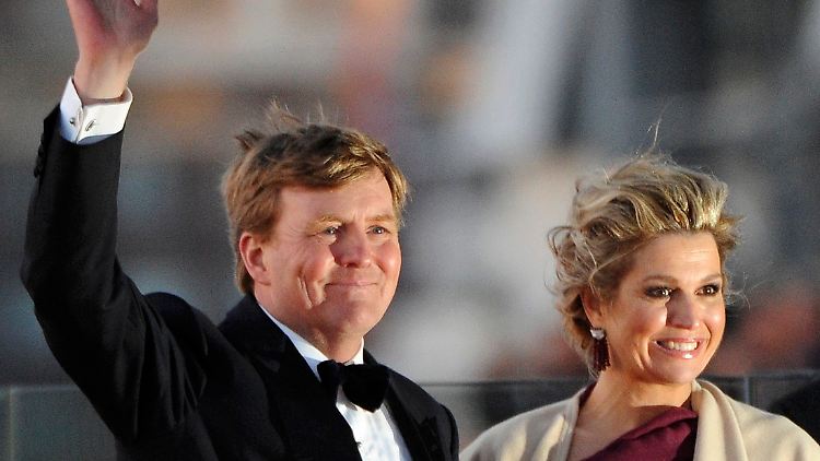 Freuen sich bestimmt, wenn sie mal eine Weile nicht winken müssen: Willem und Maxima.