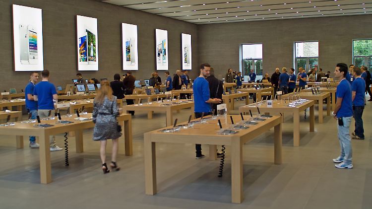In Berlin eröffnet am Kurfürstendamm Deutschlands größter Apple Store.