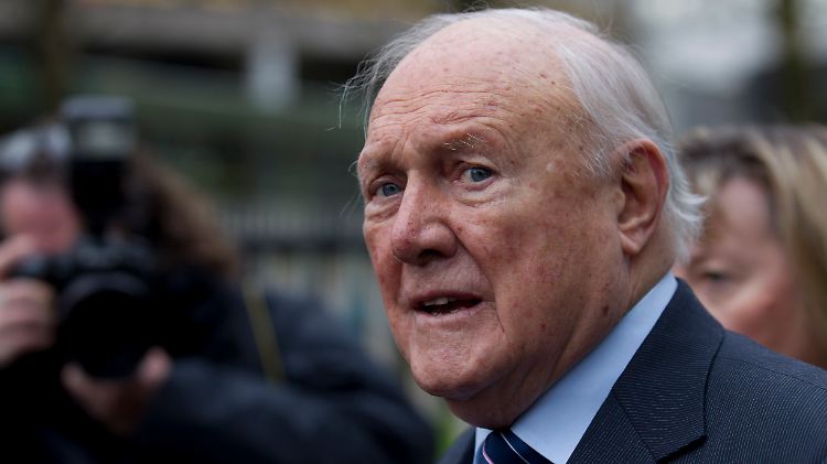 Der einst beliebte BBC-Sportmoderator Stuart Hall tritt nach seinem Geständnis vor Gericht vor die britische Presse.