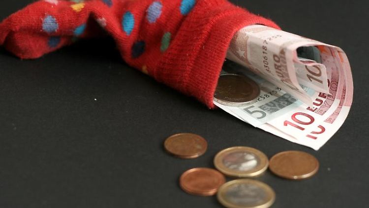 Besonders dünn fällt der weihnachtliche Geldstrumpf etwa bei Leiharbeiterinnen und -arbeitern oder solchen in der Tabakverarbeitung aus.