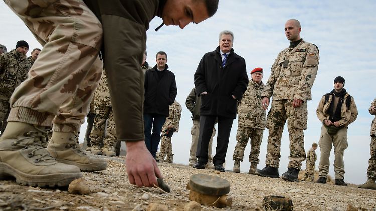 Ein Soldat der Bundeswehr zeigt dem Bundespräsidenten Joachim Gauck einen improvisierten Sprengsatz.