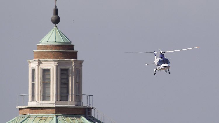An Bord dieses Helikopters fliegt der emeritierte Papst Benedikt in den Vatikan ein.