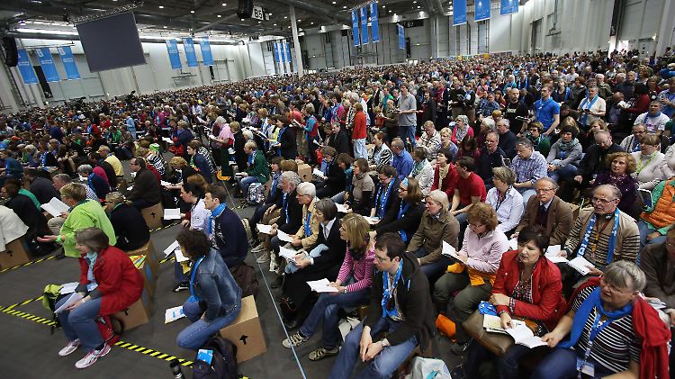 In der Messehalle B5 folgen 7000 Zuhörer den Auslegungen Käßmanns.