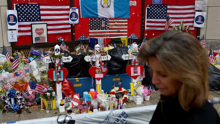 Die Gedenkstätte für die drei Opfer des Attentats ist unter anderem mit US-Flaggen geschmückt. 