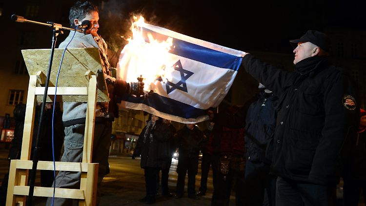 Ein Jobbik-Abgeordneter verbrennt eine Israel-Flagge. 