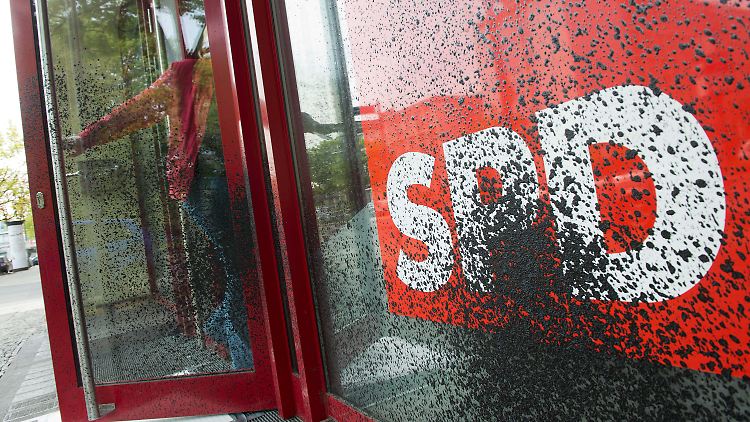 Die Fassade des SPD-Büros ist mit schwarzer Farbe beschmiert.