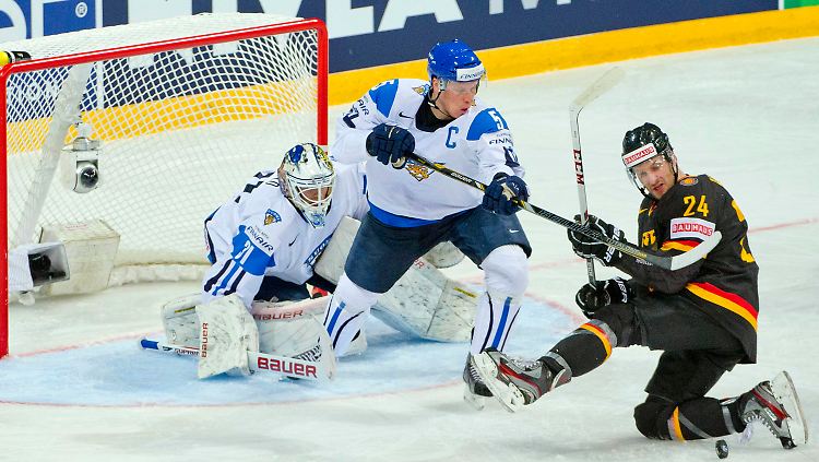 Deutschlands André Rankel sucht den Puck - immerhin drei Mal bekam die Nationalmannschaft ihn ins Tor.