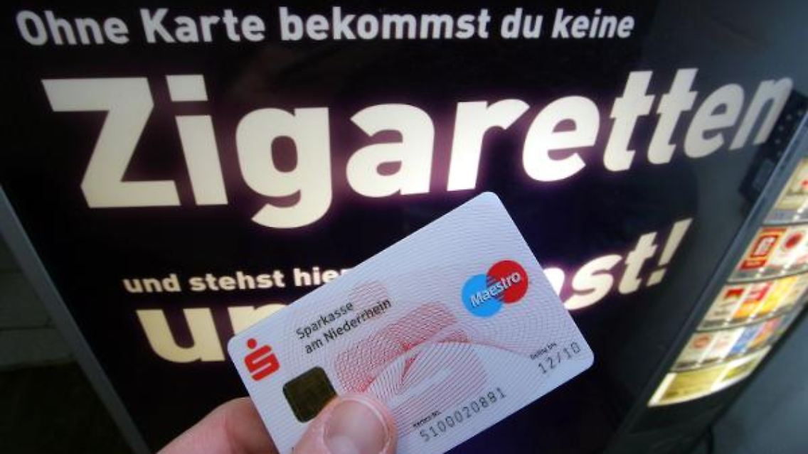 Die Alterskontrolle per EC-Karte geht den Grünen nicht weit genug.