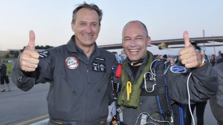Der Schweizer Bertrand Piccard (r.) gründete gemeinsam mit André Borschberg (l.) das Unternehmen "Solar Impulse" .