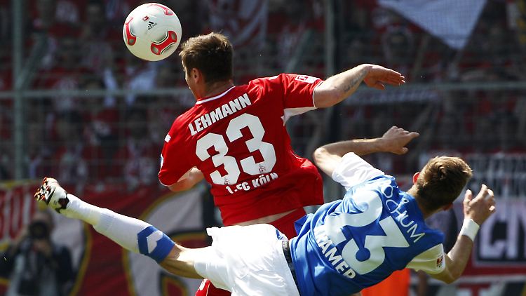 Der Bochumer Christoph Kramer (r) und der Kölner Matthias Lehmann kämpfen um den Ball.