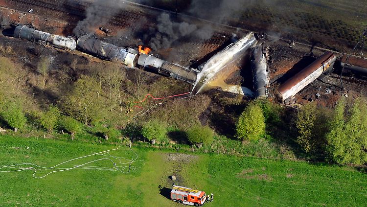 Schwarzer Rauch über der Unglücksstelle: Die Feuerwehr ließ die Wagen kontrolliert abbrennen.