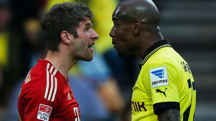 Duell auf Augenhöhe: Thomas Müller (l.) unterhält sich mit Felipe Santana (r.).